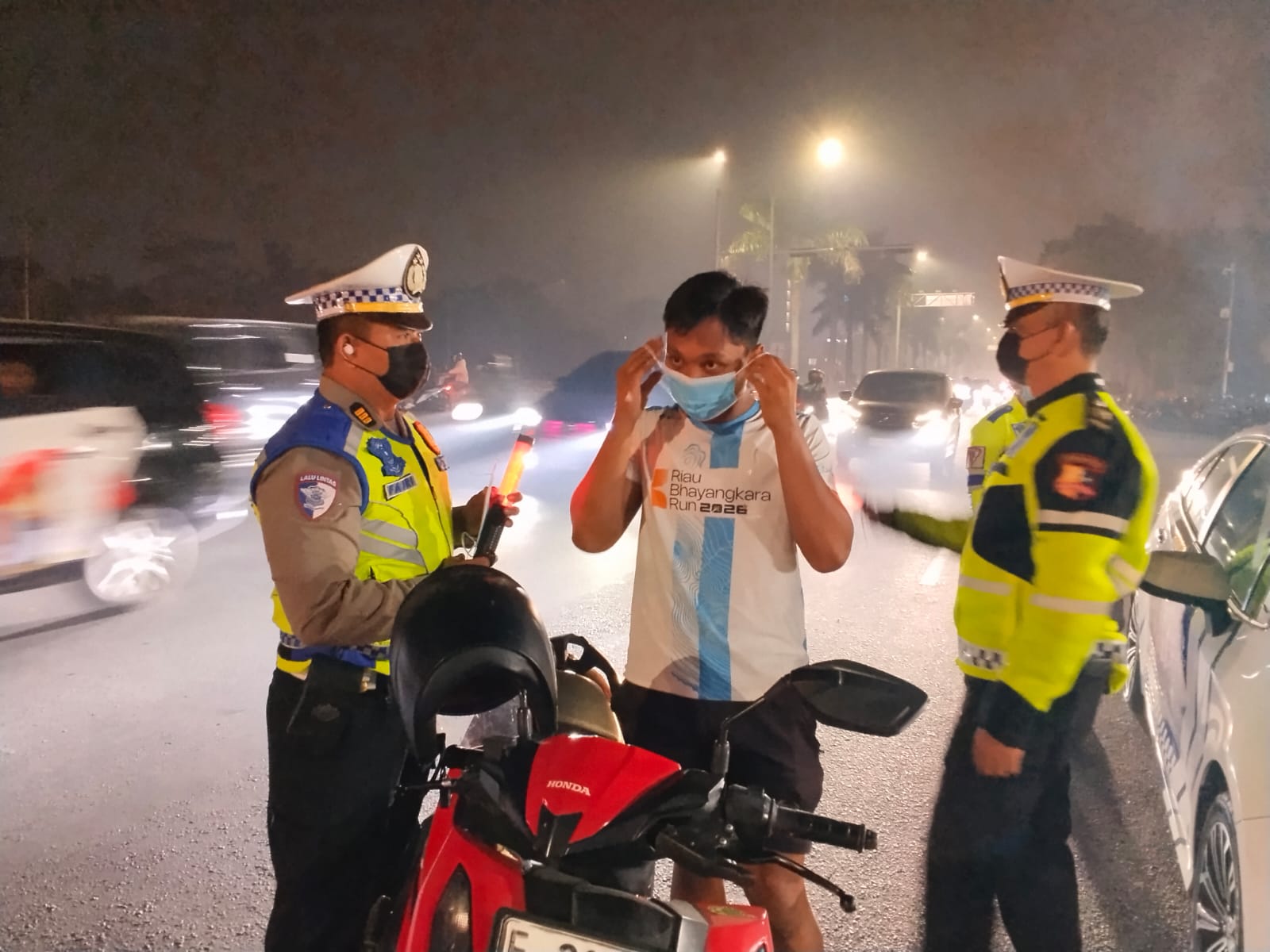 *Kabut Asap Selimuti Pekanbaru, Tim Blue Light Patrol Polda Riau Sisir Jalan Protokol dan Bagikan Masker kepada Warga & Pengendara*