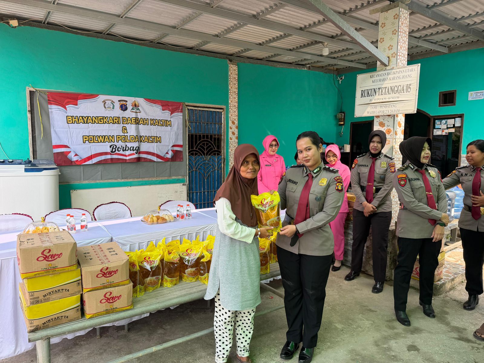 *Polwan Polda Kaltim Berbagi, Salurkan 130 Paket Minyak Goreng kepada Warga Karang Joang*