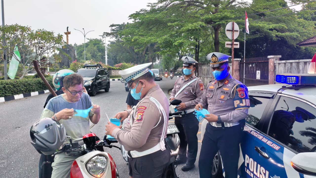 *Polantas Karib Bagikan Masker kepada  Pengendara & Pengguna Jalan*