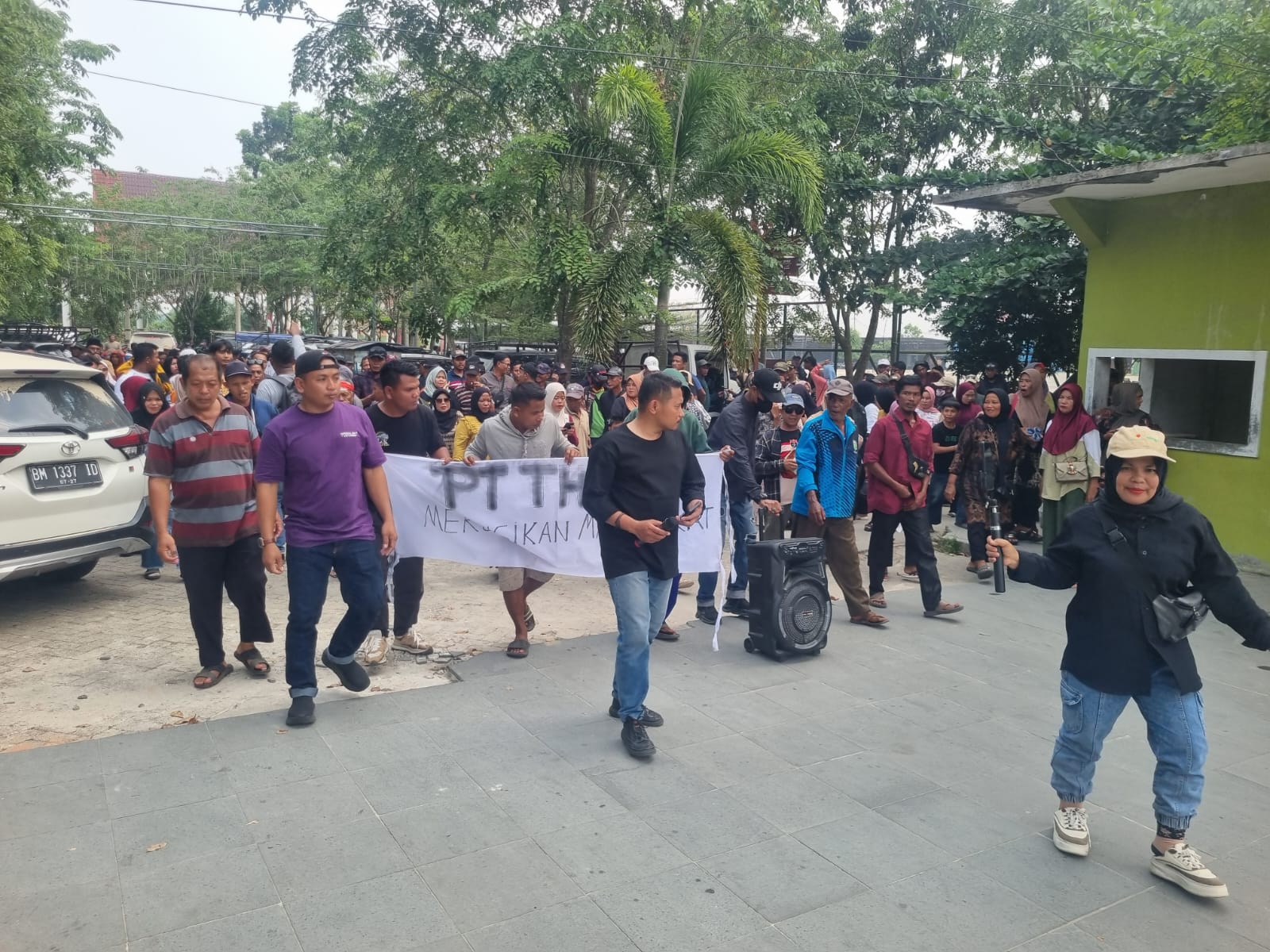*Polres Pelalawan Amankan Aksi Unjuk Rasa APDK-P di Kantor Bupati, Dialog Berjalan Kondusif*